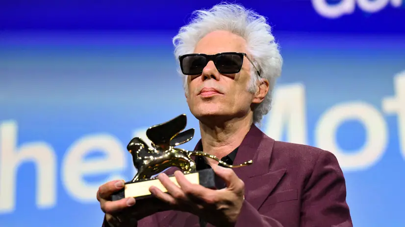 Jim Jarmusch col Leone d'Oro - Foto Ansa © www.giornaledibrescia.it