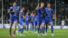 Luca Vido esulta coi compagni dopo il gol - Foto NewReporter/Nicoli © www.giornaledibrescia.it