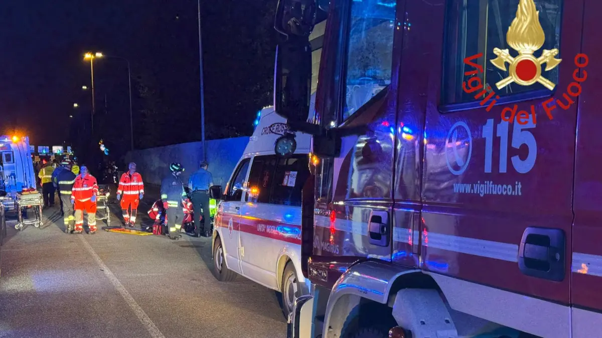 Incidente nel Comasco nella notte, morti due ragazzi in moto | Giornale ...
