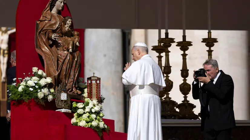 Pope wades to pilgrims as they gather in St. Peter's Square for the canonization of Carlo Acutis and Piergiorgio Frassati, 7 september 2025. ANSA/MASSIMO PERCOSSI