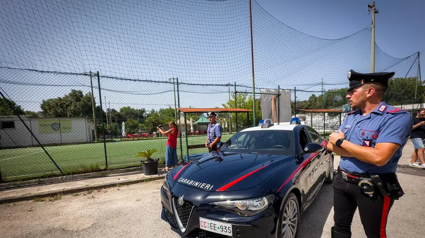 A Giugliano in Campania (NA), un ragazzo di 15 anni è stato accoltellato al termine di una lite scoppiata dopo una partita di calcio. La discussione, avvenuta tra minorenni, ha coinvolto anche un 18enne incensurato, fratello di uno dei presenti, che sarebbe intervenuto in difesa del familiare. Il giovane ha estratto un coltello a scatto dal marsupio e, durante la colluttazione, ha ferito gravemente il 15enne al fegato. Il minorenne è stato operato d'urgenza ed è in prognosi riservata. L'aggressore è stato arrestato dai carabinieri. Napoli 25 Luglio 2024. ANSA/CESARE ABBATE