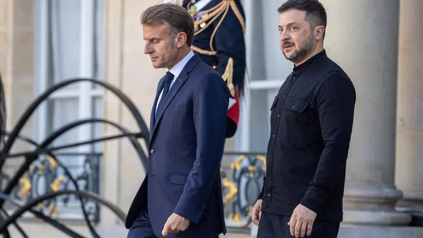 epa12351936 French President Emmanuel Macron (L) and Ukrainian President Volodymyr Zelensky (R) seen after the Coalition of the Willing Summit with European and International leaders on security guarantees for Ukraine at the Elysee Palace in Paris, France, 04 September 2025. EPA/CHRISTOPHE PETIT TESSON