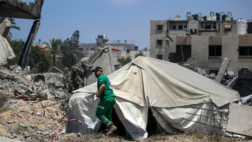 epa12127984 Palestinians search for survivors and victims among the rubble of destroyed buildings following an Israeli airstrike west of Gaza City, in Gaza Strip, 23 May 2025. More than 53,700 Palestinians have been killed in the Gaza Strip, according to the Palestinian Ministry of Health, since Israel launched a military campaign in the strip in response to a cross-border attack led by the Palestinian militant group Hamas on 07 October 2023, in which about 1,200 Israelis were killed and more than 250 taken hostage. EPA/MOHAMMED SABER