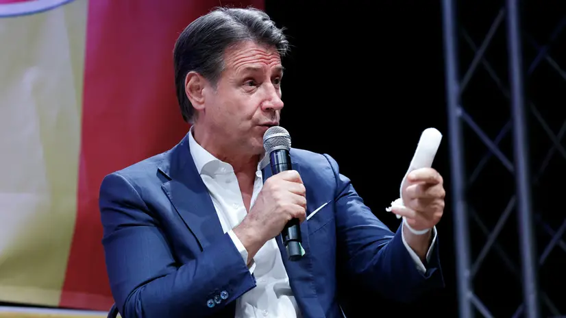 Il leader del Movimento 5 Stelle Giuseppe Conte durante la festa nazionale di Alleanza Verdi Sinistra dal titolo ‘Terra', Roma 3 settembre 2025. ANSA/FABIO FRUSTACI