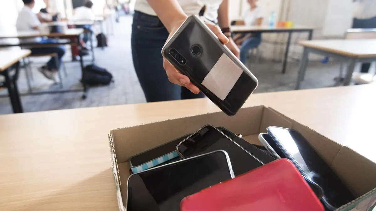 Una studentessa ripone il suo smartphone in una scatola - Foto Ansa/Claudio Peri © www.giornaledibrescia.it