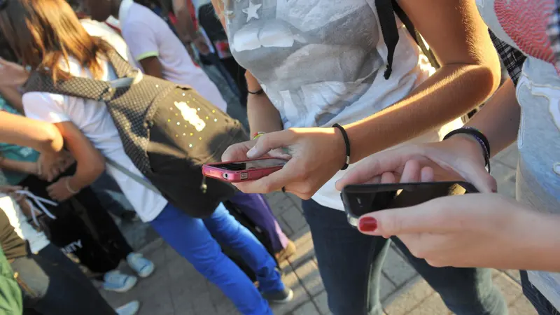 Studenti utilizzano il loro smartphone a scuola - Foto Ansa © www.giornaledibrescia.it