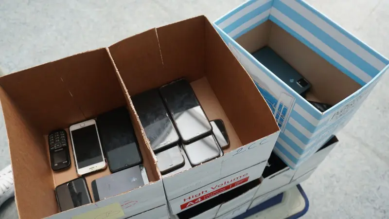 La vecchia scatola in cui venivano conservati i cellulari dei ragazzi