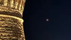 Eclissi totale, la luna rossa vista dal Castello di Brescia - Foto di Ranieri Marchi