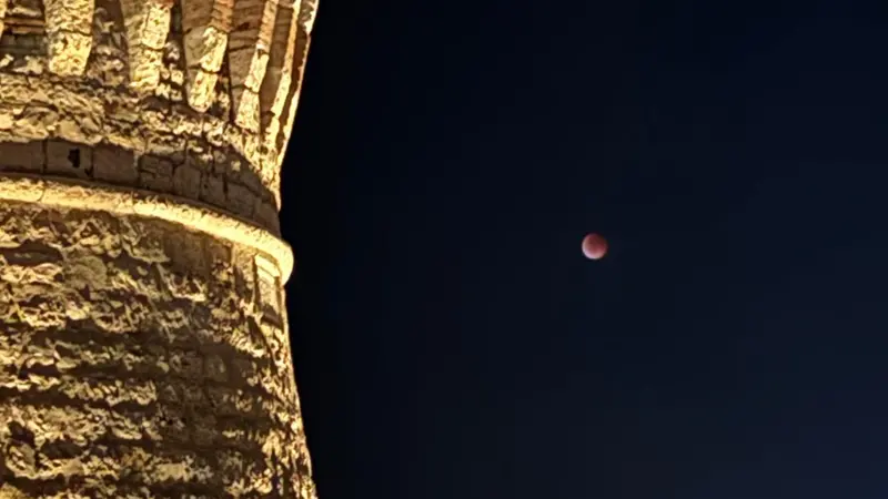 Eclissi totale, la luna rossa vista dal Castello di Brescia - Foto di Ranieri Marchi