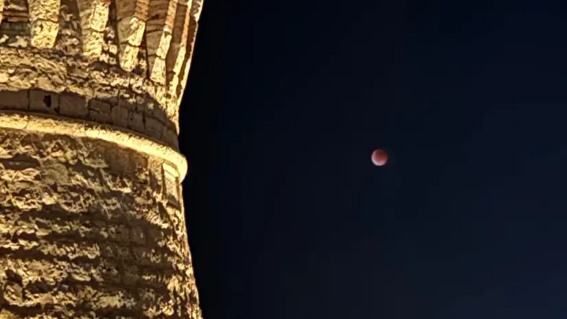 Eclissi totale, la luna rossa vista dal Castello di Brescia - Foto di Ranieri Marchi