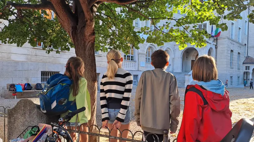 Pirmo giorno di scuola a Bolzano, 8 settembre 2025. ANSA/G.NEWS