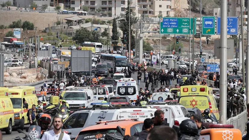 epa12361574 Israeli police officers and emergency services work at the scene of a shooting incident in Jerusalem, 08 September 2025. At least four people were killed and several others injured by gunfire, including five in serious condition, after a shooting incident at Ramot Junction in Jerusalem according to Magen David Adom (MDA), Israel's national emergency services. EPA/ABIR SULTAN