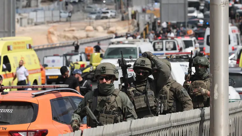 epa12361587 Israeli police officers and emergency services work at the scene of a shooting incident in Jerusalem, 08 September 2025. At least four people were killed and several others injured by gunfire, including five in serious condition, after a shooting incident at Ramot Junction in Jerusalem according to Magen David Adom (MDA), Israel's national emergency services. EPA/ABIR SULTAN
