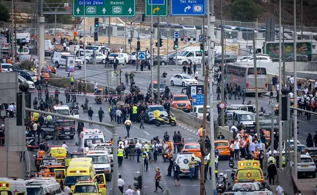 Attentato a Gerusalemme: due terroristi aprono il fuoco su un autobus