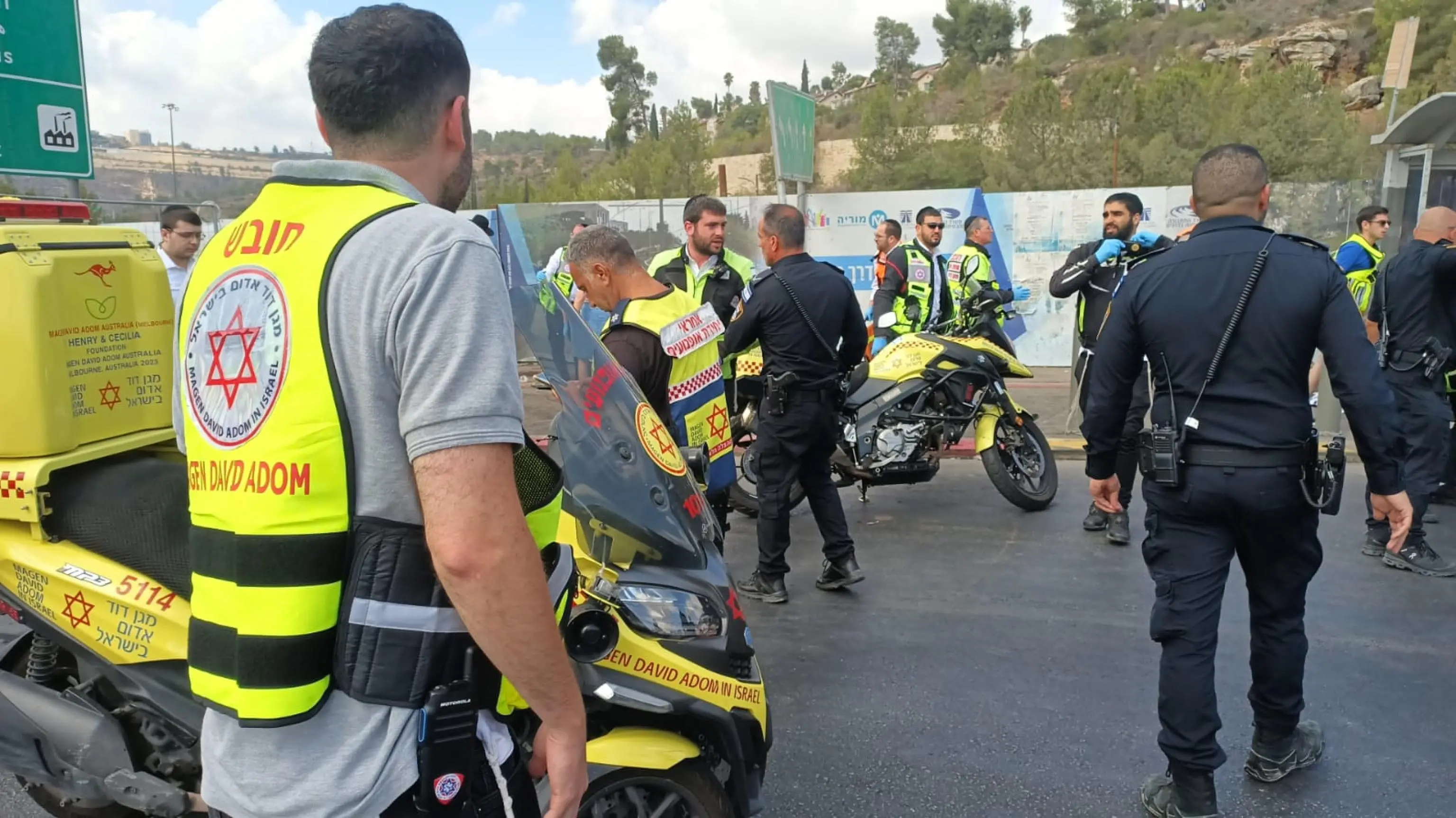 Attentato a Gerusalemme: due terroristi aprono il fuoco su un autobus
