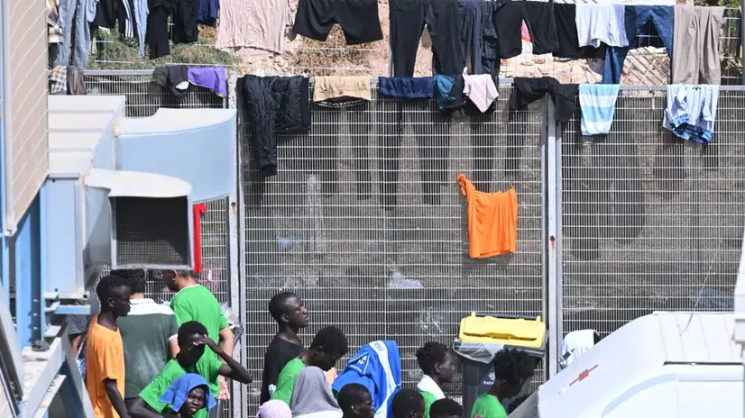 Migranti all'interno dell'hotspot di Lampedusa, 19 settembre 2023. Sono 1.544 i migranti che, al momento, si trovano all'hotspot di Lampedusa ma sono previsti altri arrivi durante la giornata di oggi. ANSA / CIRO FUSCO Migrants inside the Lampedusa hotspot, Italy, 19 September 2023. There are 1.544 migrants who, at the moment, are at the hotspot of Lampedusa but other arrivals are expected today. ANSA / CIRO FUSCO