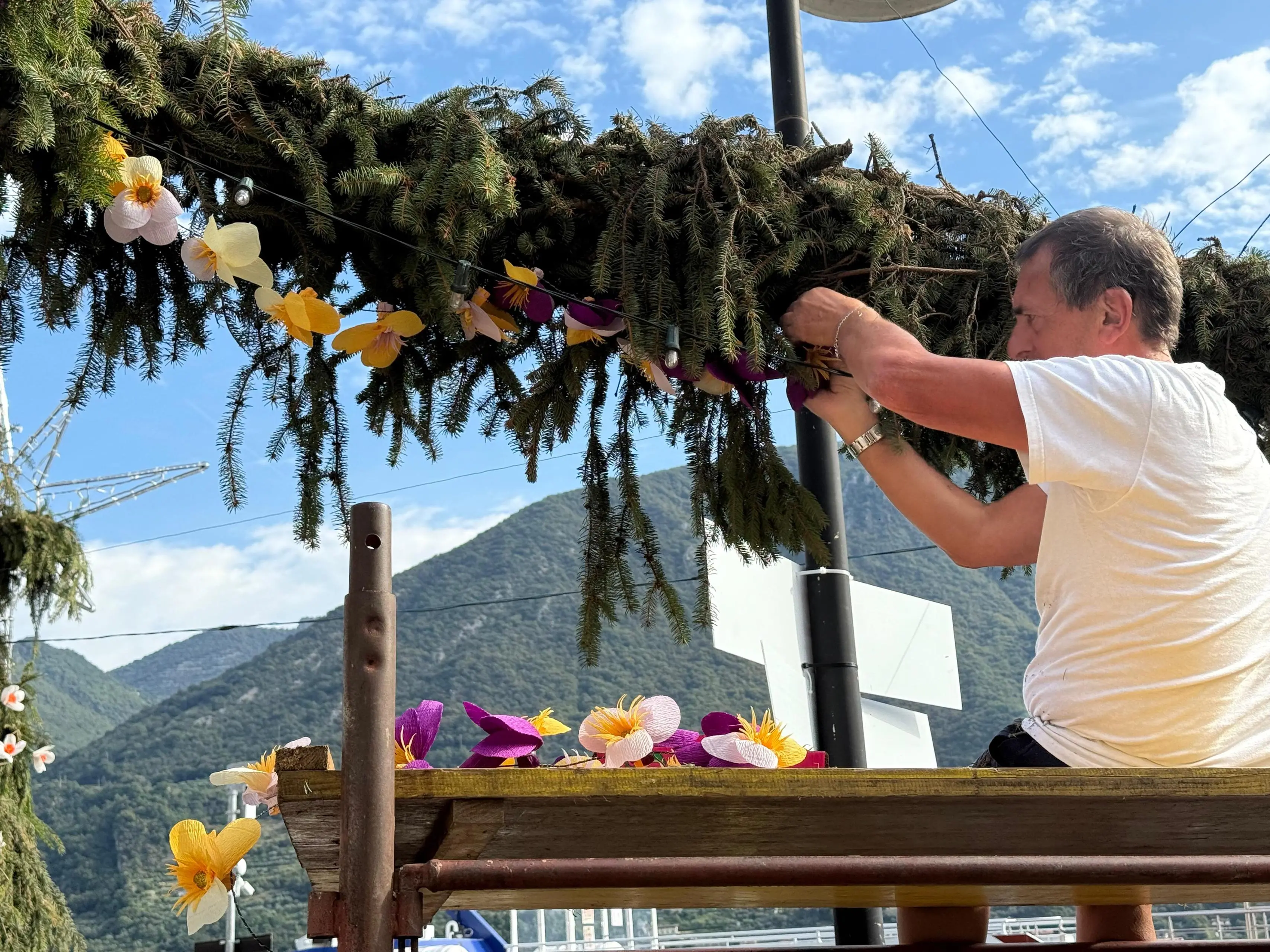 Montisola addobbata per la Festa dei fiori