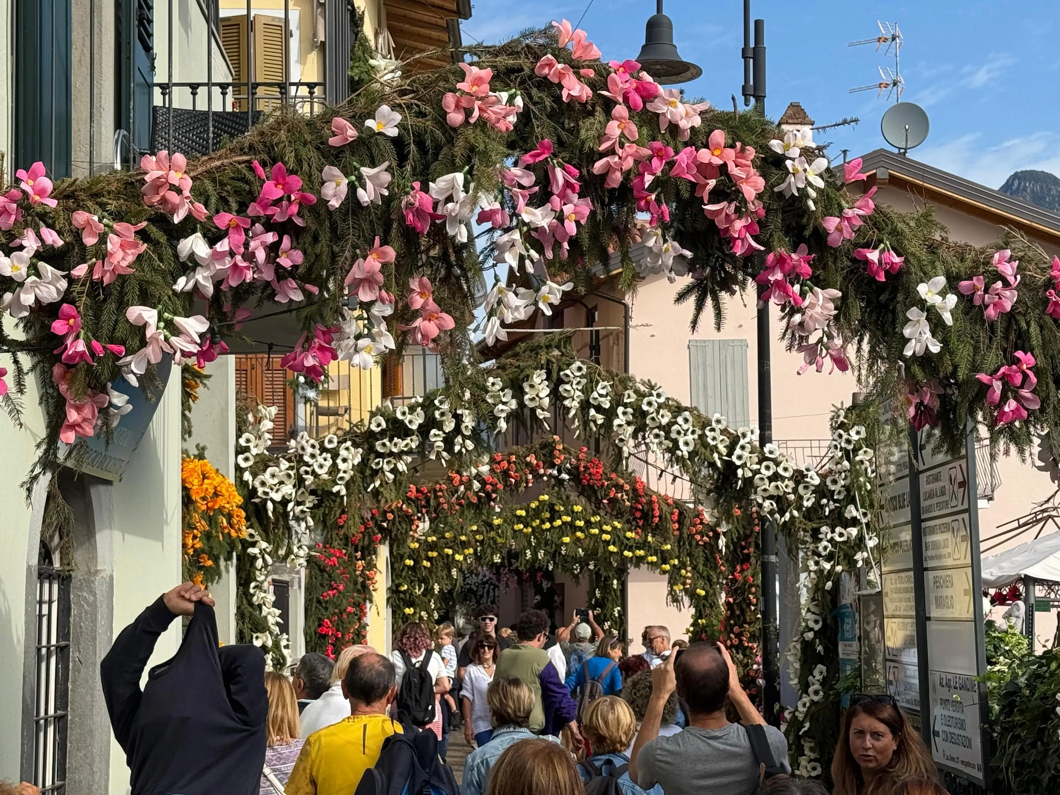 Montisola addobbata per la Festa dei fiori