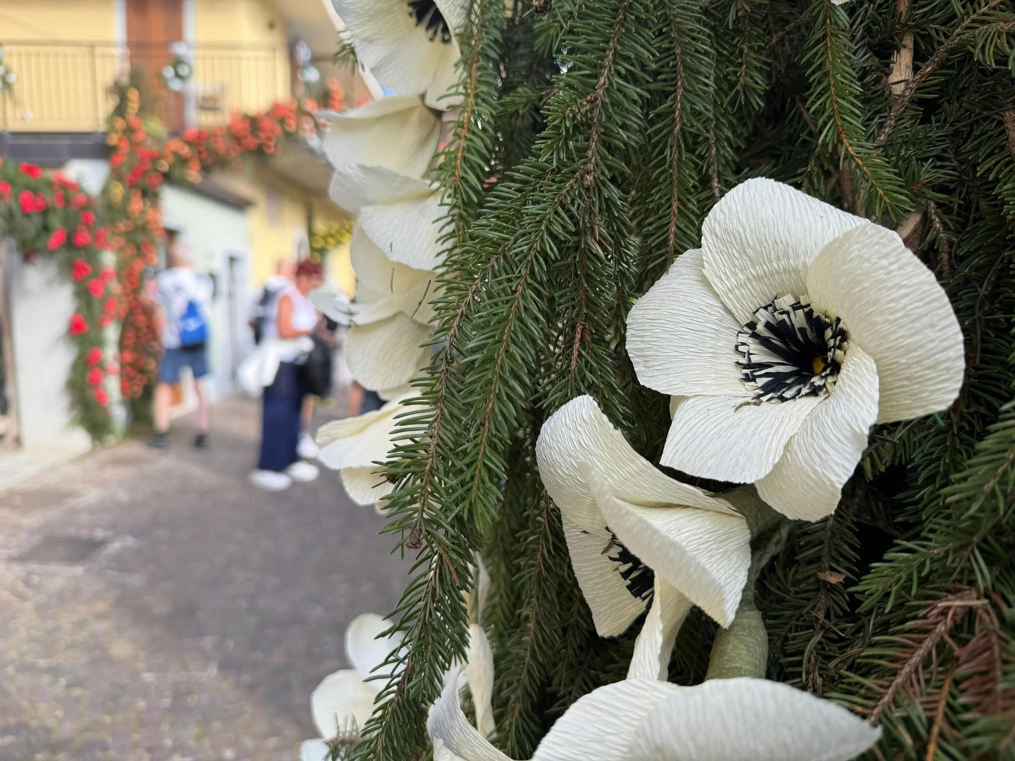 Montisola addobbata per la Festa dei fiori