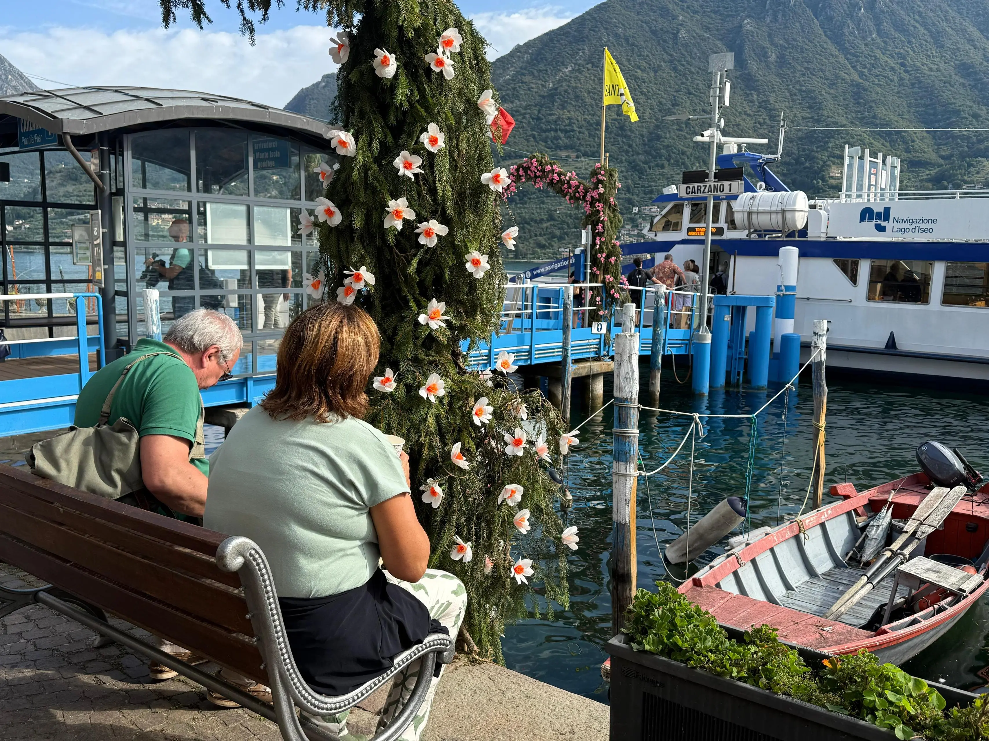 Montisola addobbata per la Festa dei fiori