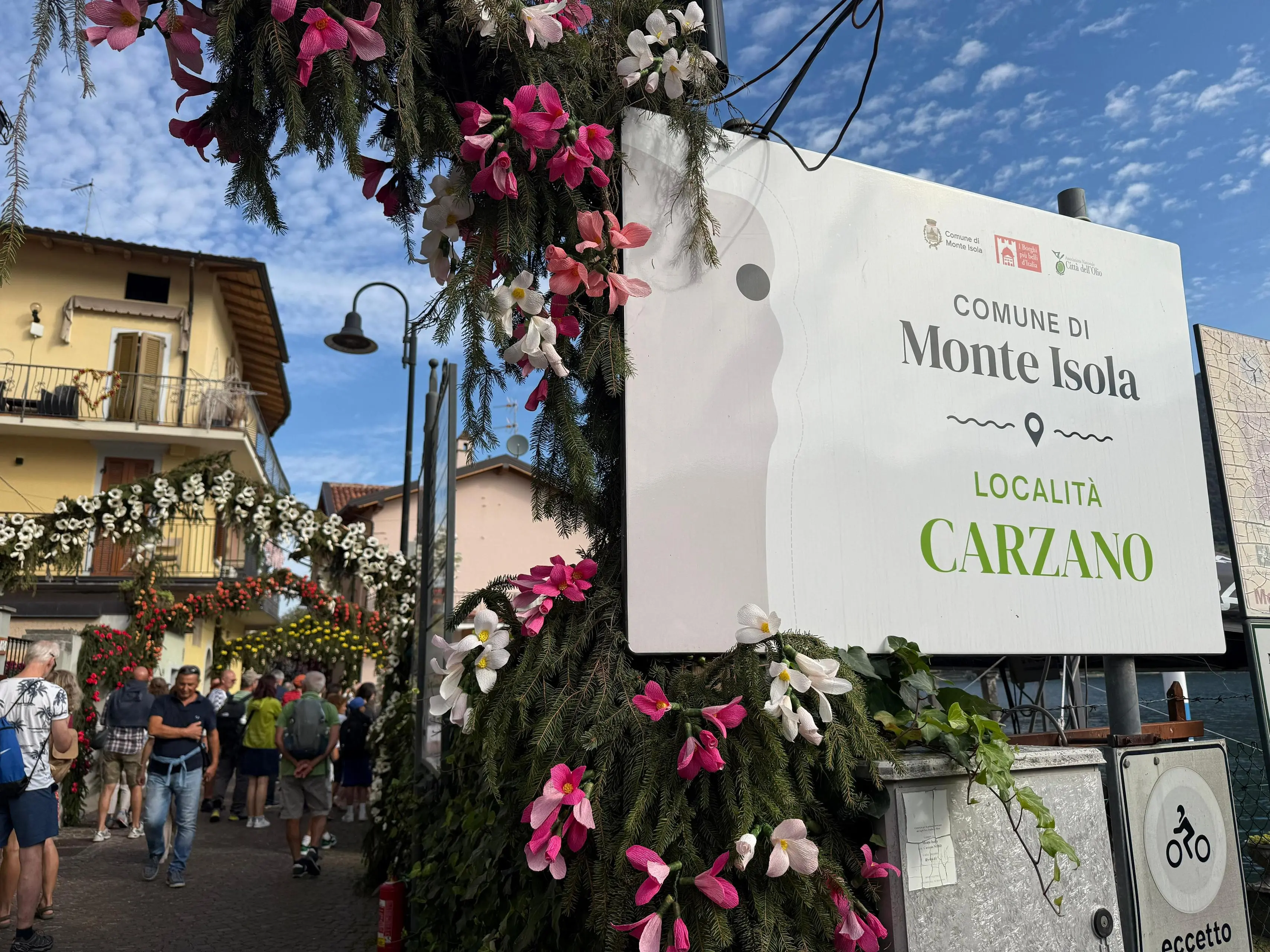 Montisola addobbata per la Festa dei fiori