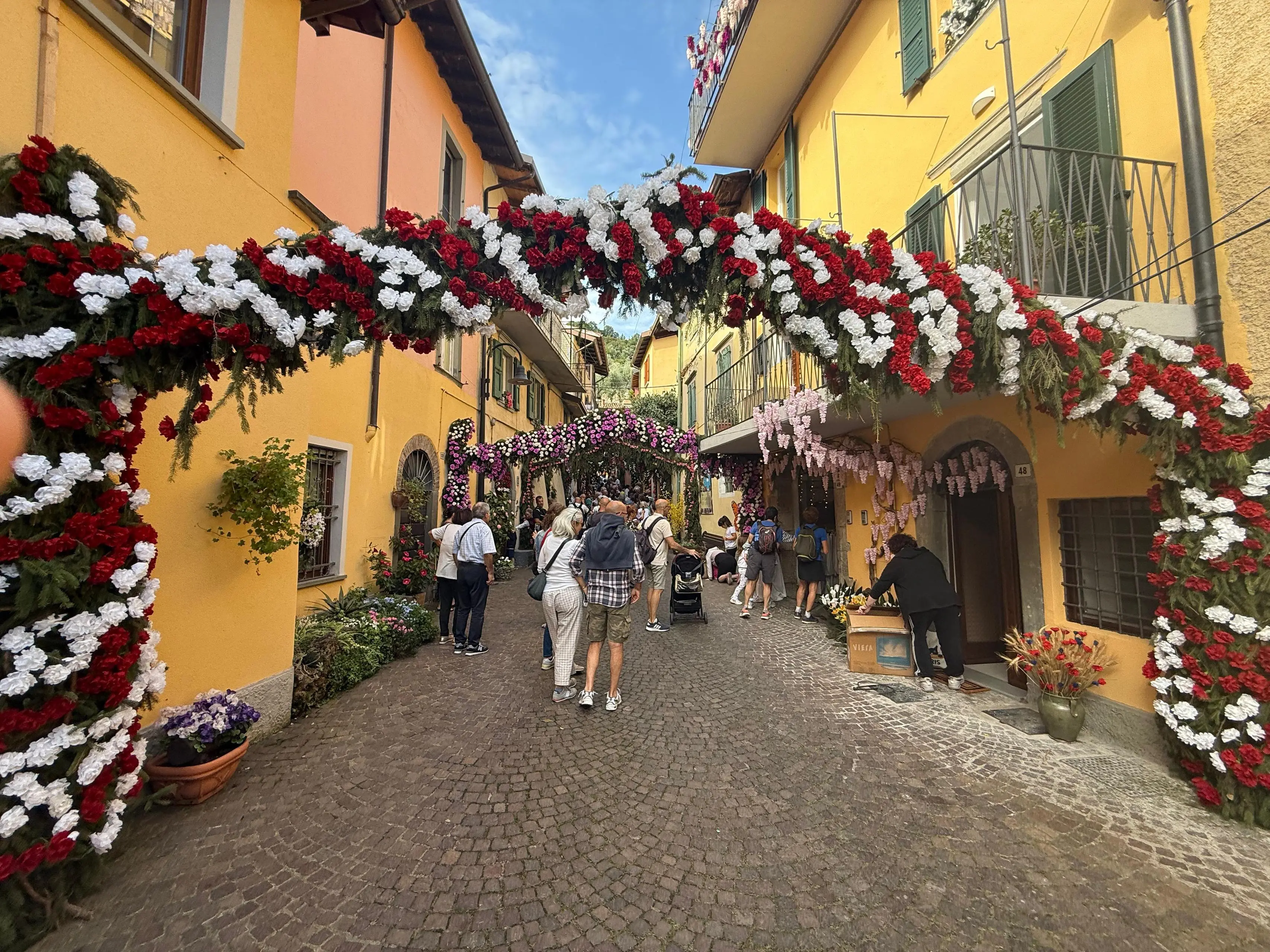 Montisola addobbata per la Festa dei fiori