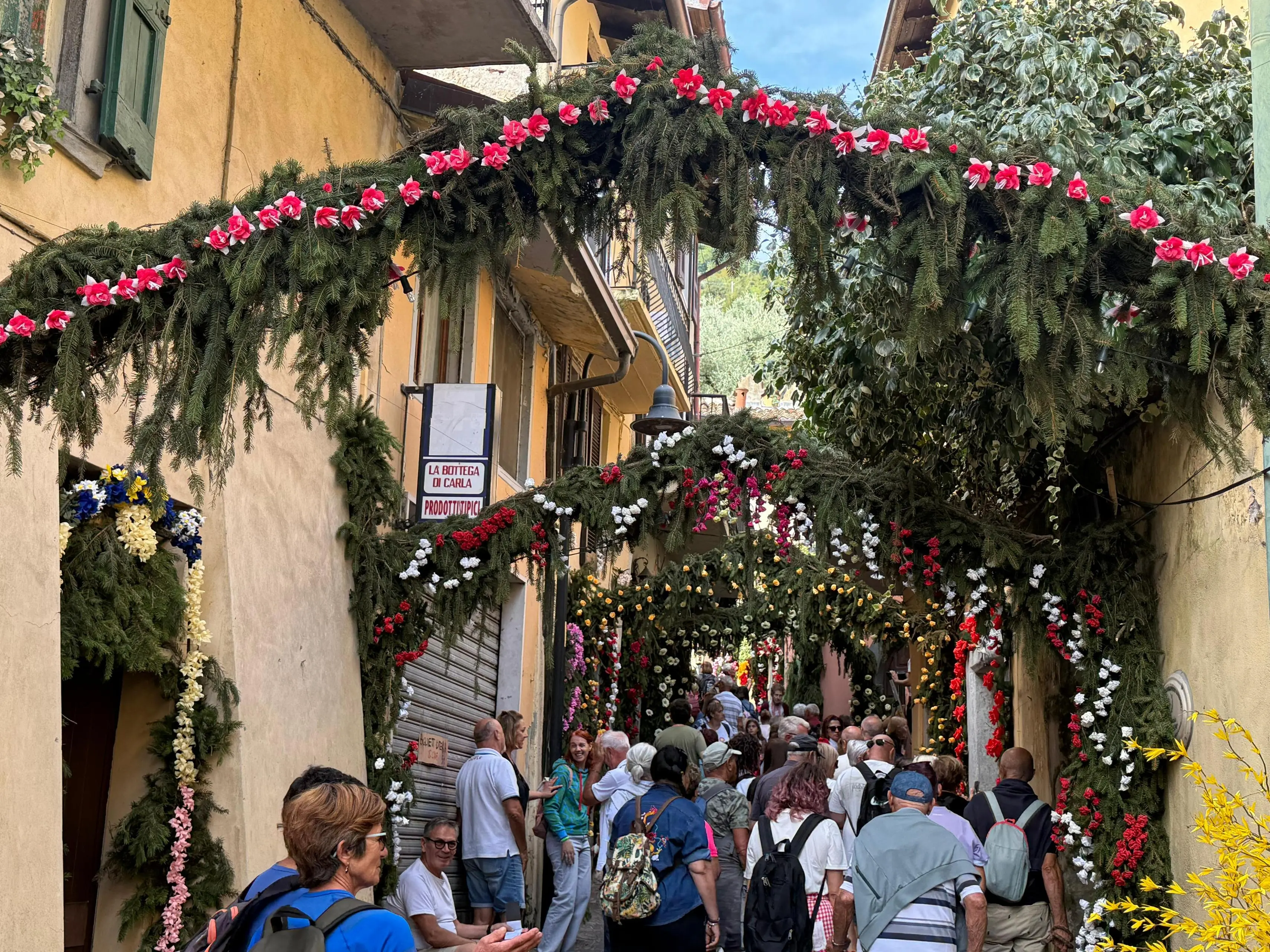 Montisola addobbata per la Festa dei fiori