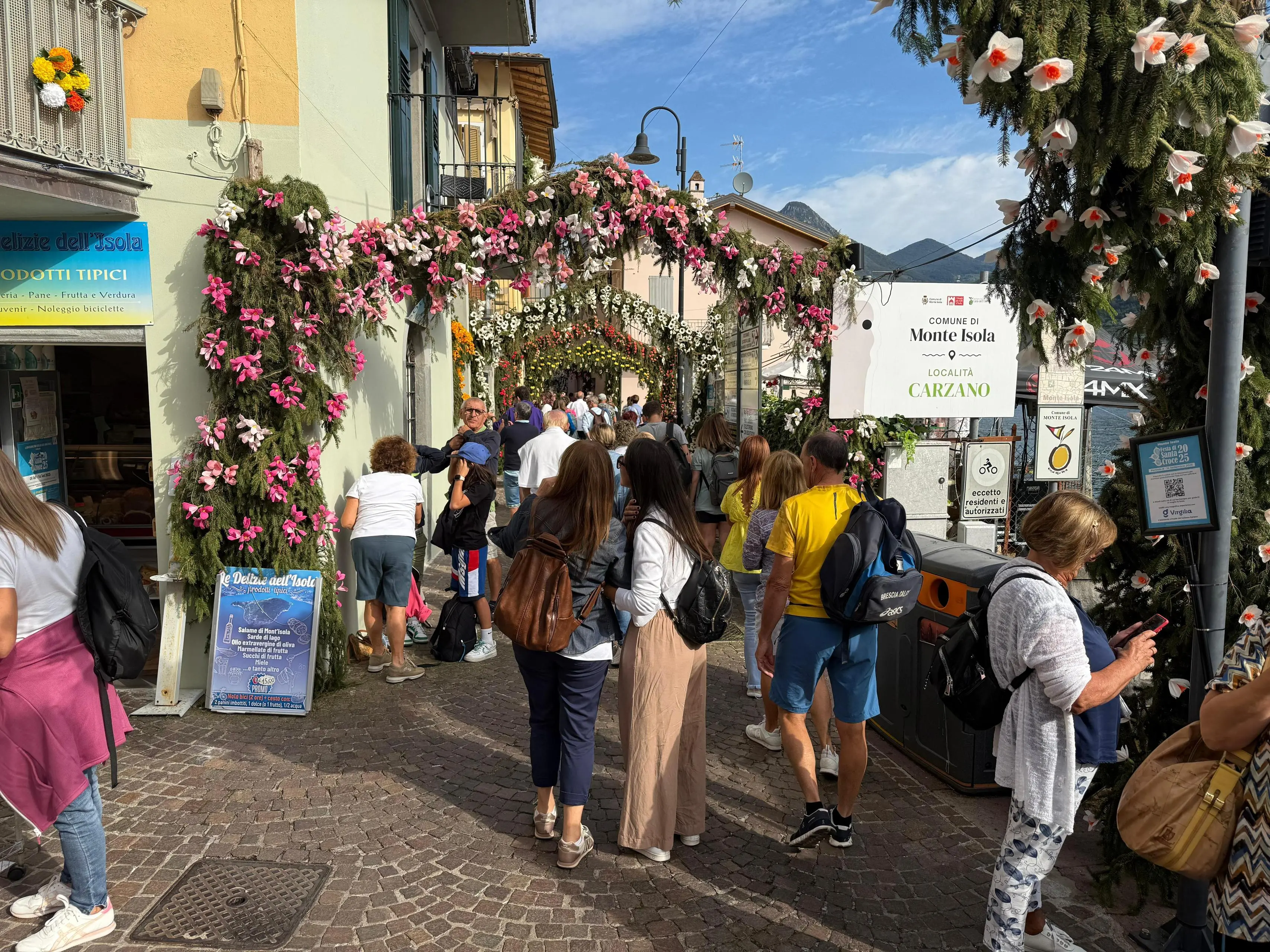 Montisola addobbata per la Festa dei fiori