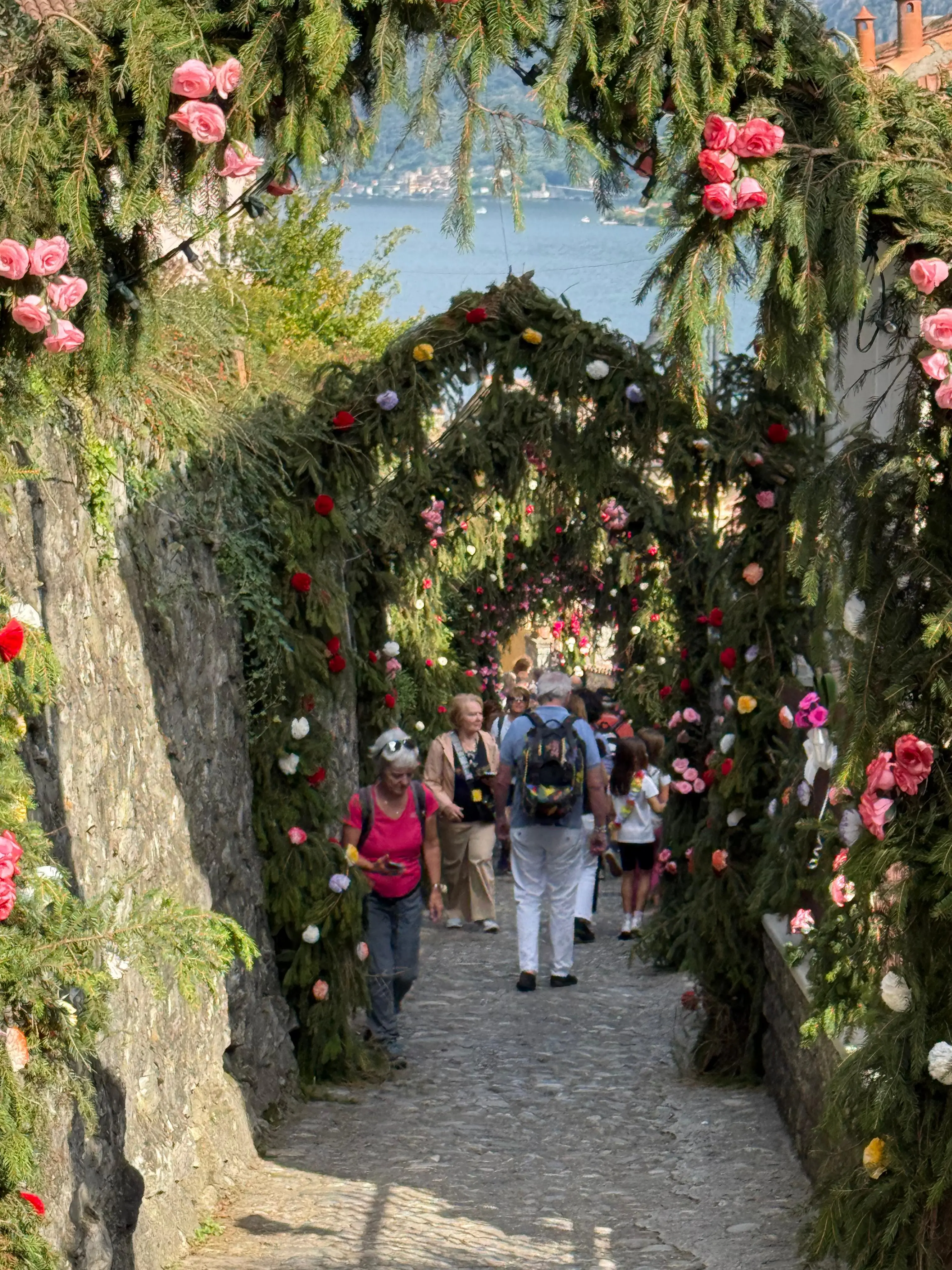 Montisola addobbata per la Festa dei fiori