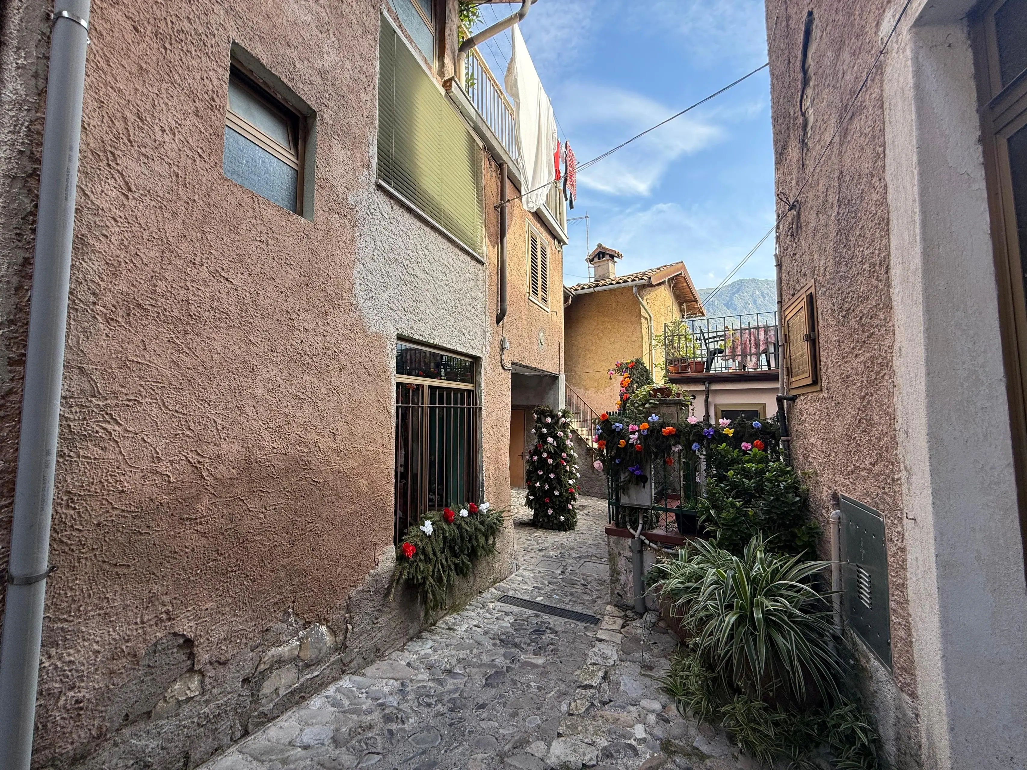 Montisola addobbata per la Festa dei fiori