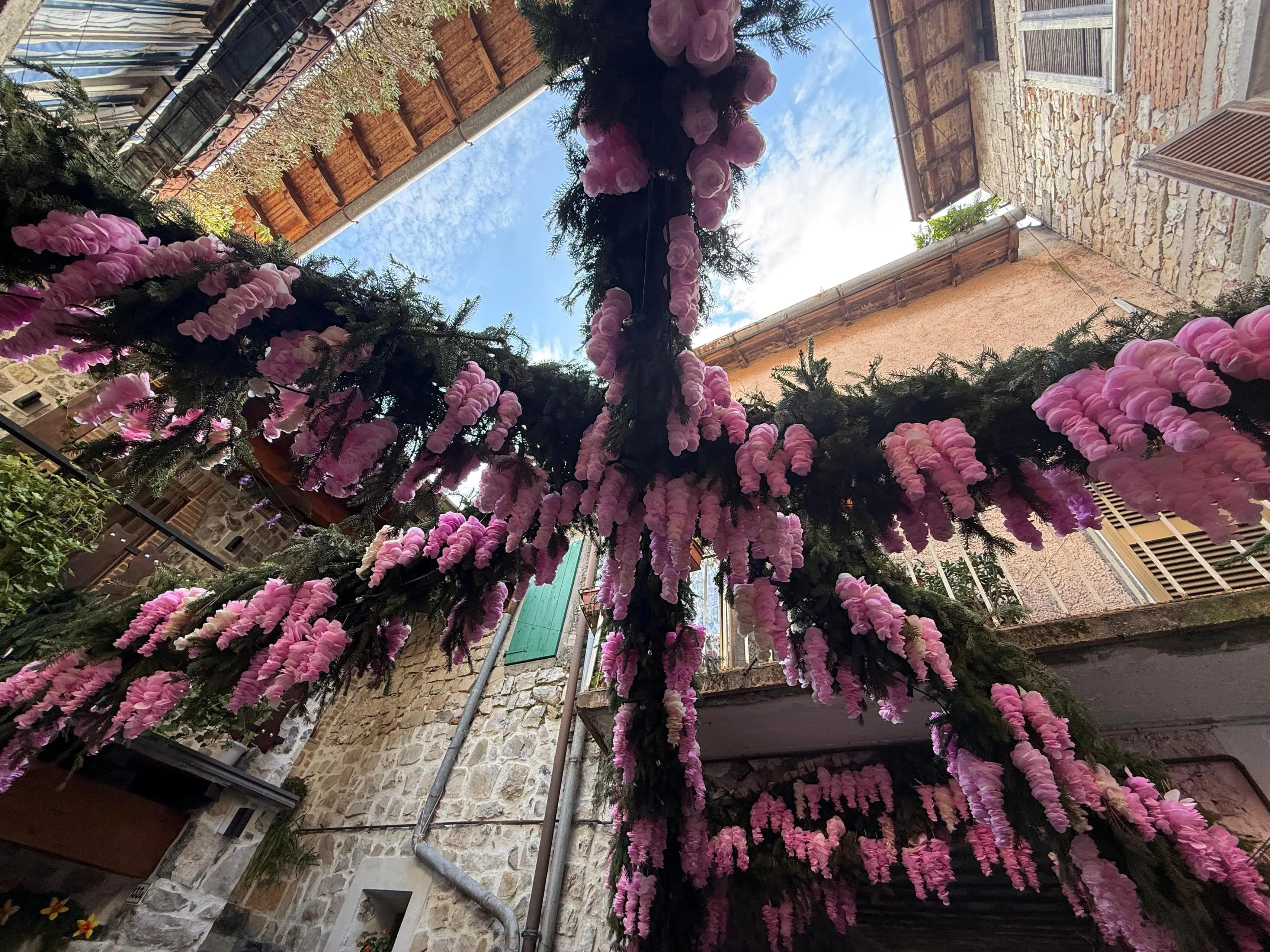 Montisola addobbata per la Festa dei fiori