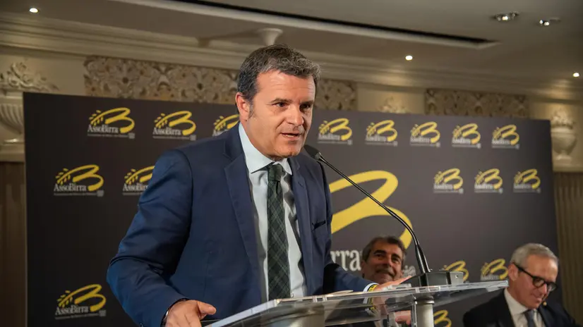 Il Vice Presidente del Senato, Gian Marco Centinaio, durante la conferenza stampa per il report annuale di Assobirra presso l'Hotel Russie. Roma 20 maggio 2025. ANSA / Federico Perruolo (npk)