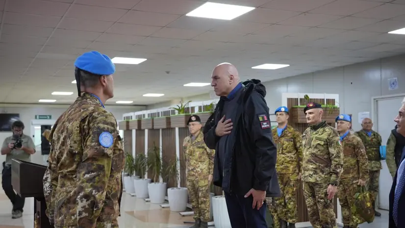 Il ministro della Difesa, Guido Crosetto, con i militari italiani di Unifil e della missione bilaterale Mibila, a Shama, in Libano, 06 dicembre 2024. NPK ANSA / Ministero della Difesa +++ ANSA PROVIDES ACCESS TO THIS HANDOUT PHOTO TO BE USED SOLELY TO ILLUSTRATE NEWS REPORTING OR COMMENTARY ON THE FACTS OR EVENTS DEPICTED IN THIS IMAGE; NO ARCHIVING; NO LICENSING +++