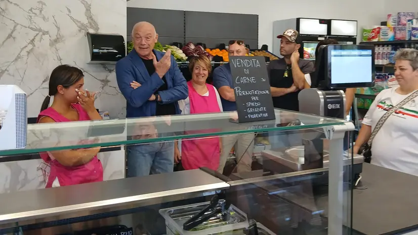 Silvana e Pina, mamma e figlia, in bottega insieme al sindaco Peli - © www.giornaledibrescia.it
