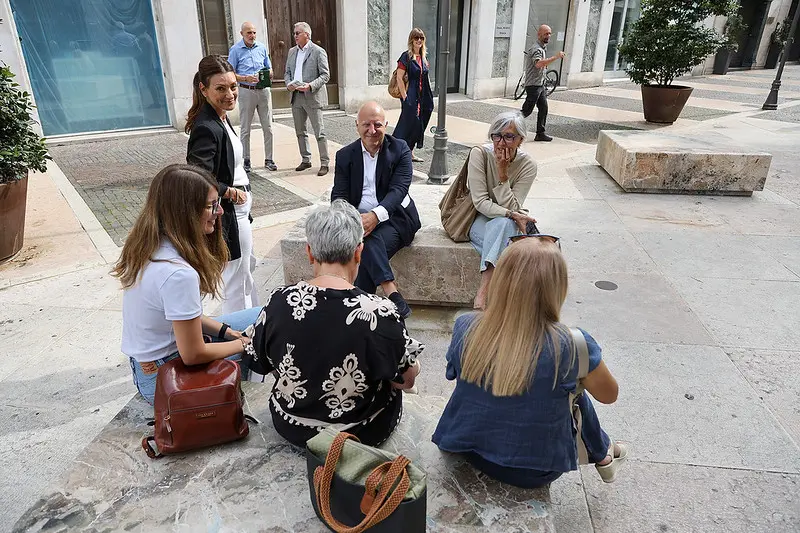 Le nuove sedute posizionata in corso Zanardelli e corso Palestro