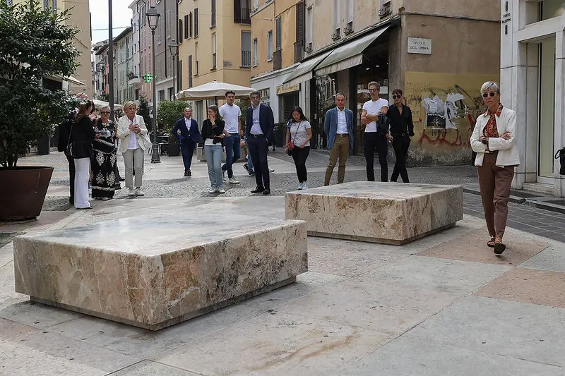 Le nuove sedute posizionata in corso Zanardelli e corso Palestro
