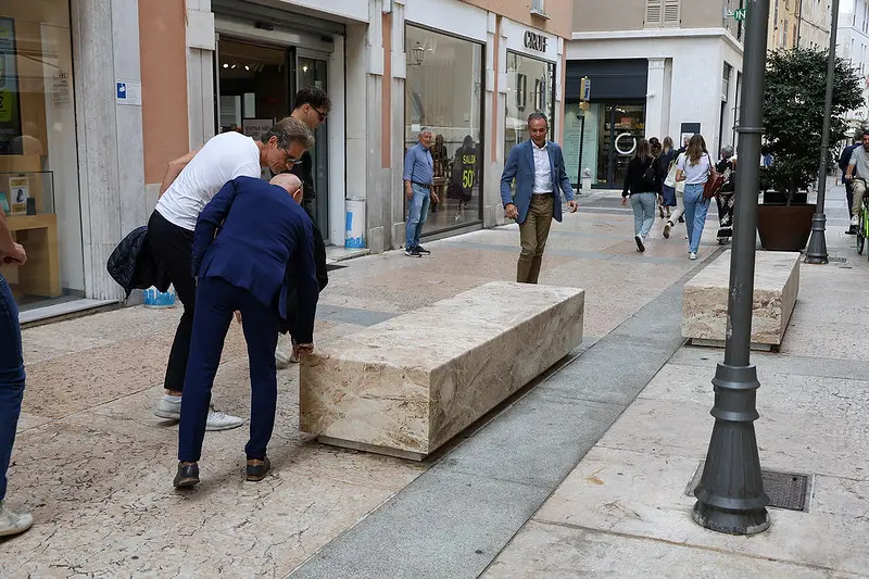 Le nuove sedute posizionata in corso Zanardelli e corso Palestro