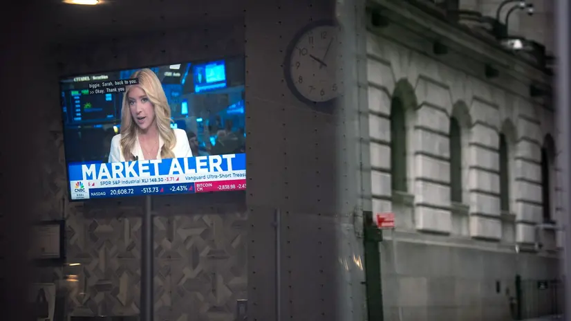 epa12277425 A screen near Wall Street and the New York Stock Exchange (NYSE) shows a news program on the falling stock market in New York, New York, USA, 01 August 2025. US and global markets are down following US President Trump's sweeping tariff hikes on dozens of countries. EPA/ANGELINA KATSANIS