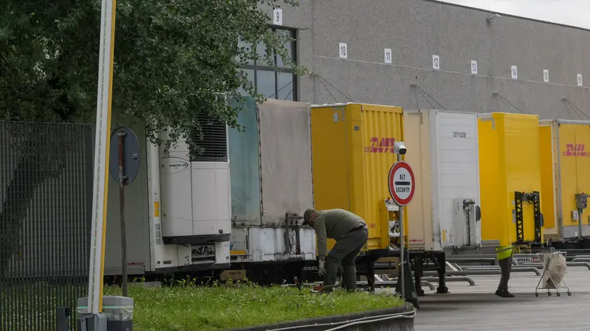 Tir nel piazzale di carico della DHL dove ieri notte un autista è morto dopo essere stato investito da un’altra motrice in via Aldo Moro a Carpiano - 06 Maggio 2025. ANSA/ANDREA CANALI