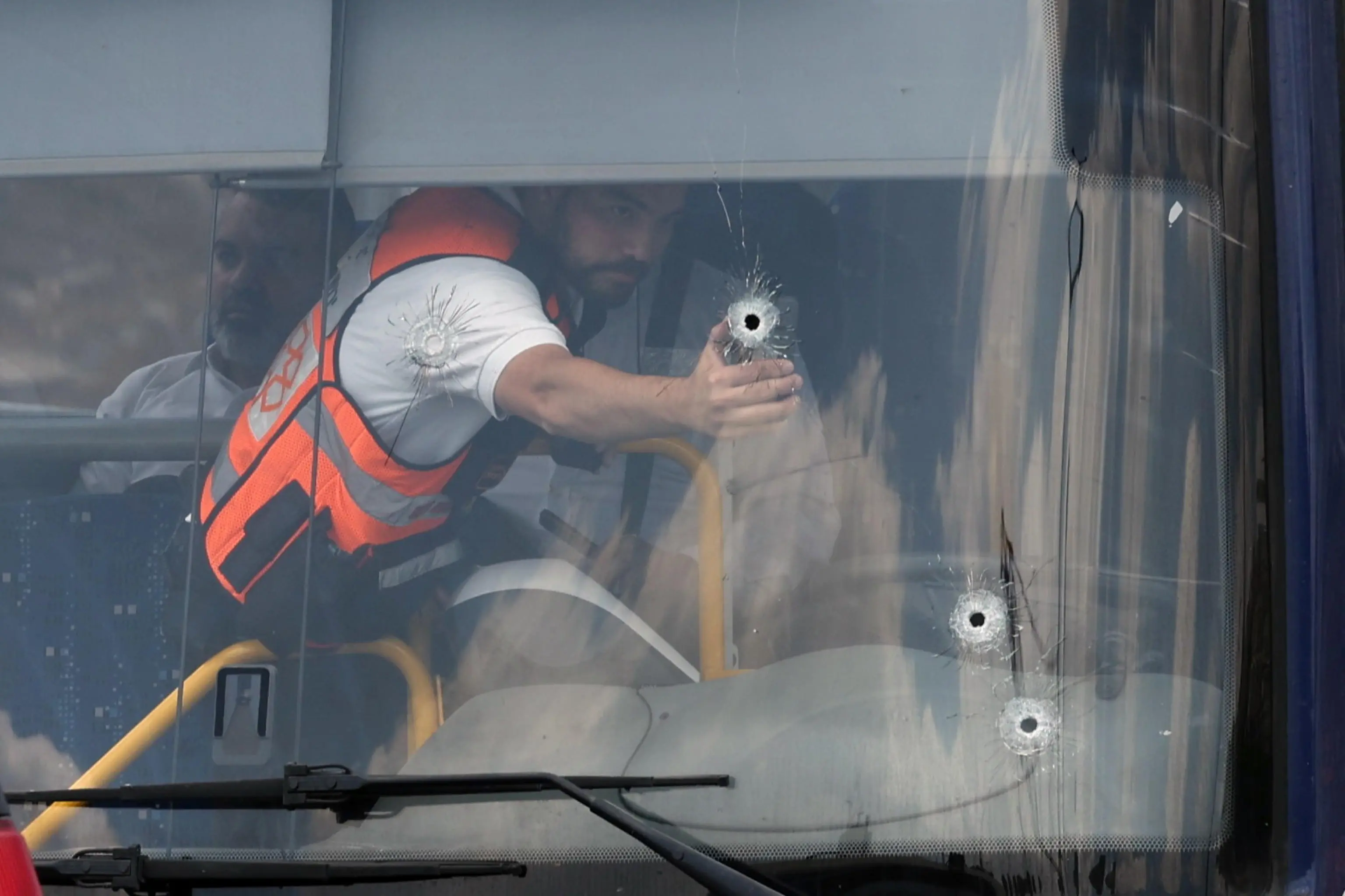 Attentato a Gerusalemme: due terroristi aprono il fuoco su un autobus
