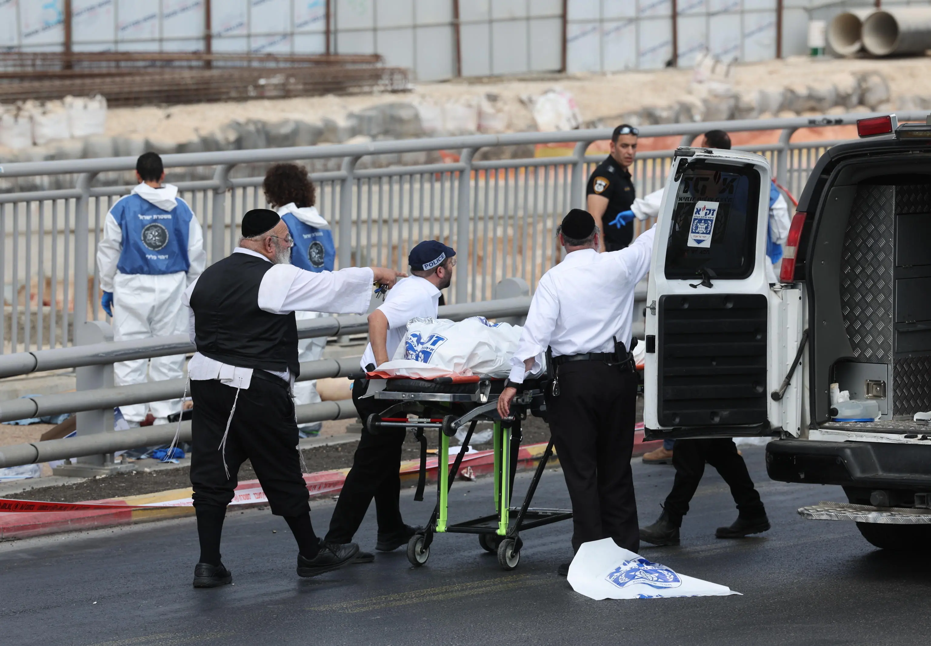Attentato a Gerusalemme: due terroristi aprono il fuoco su un autobus