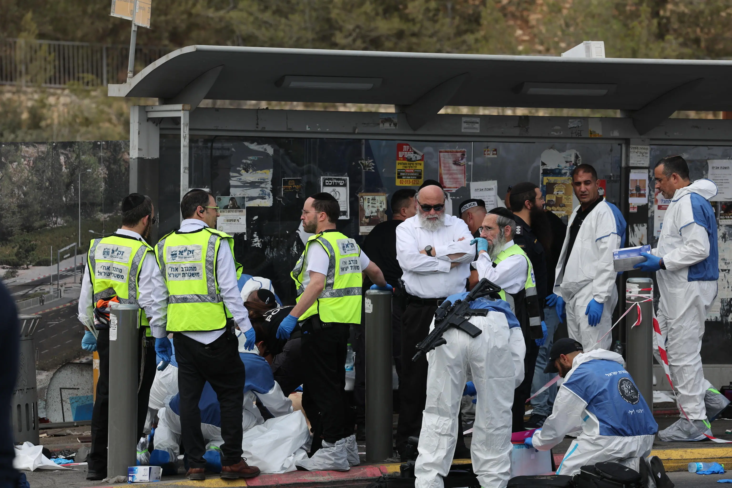Attentato a Gerusalemme: due terroristi aprono il fuoco su un autobus