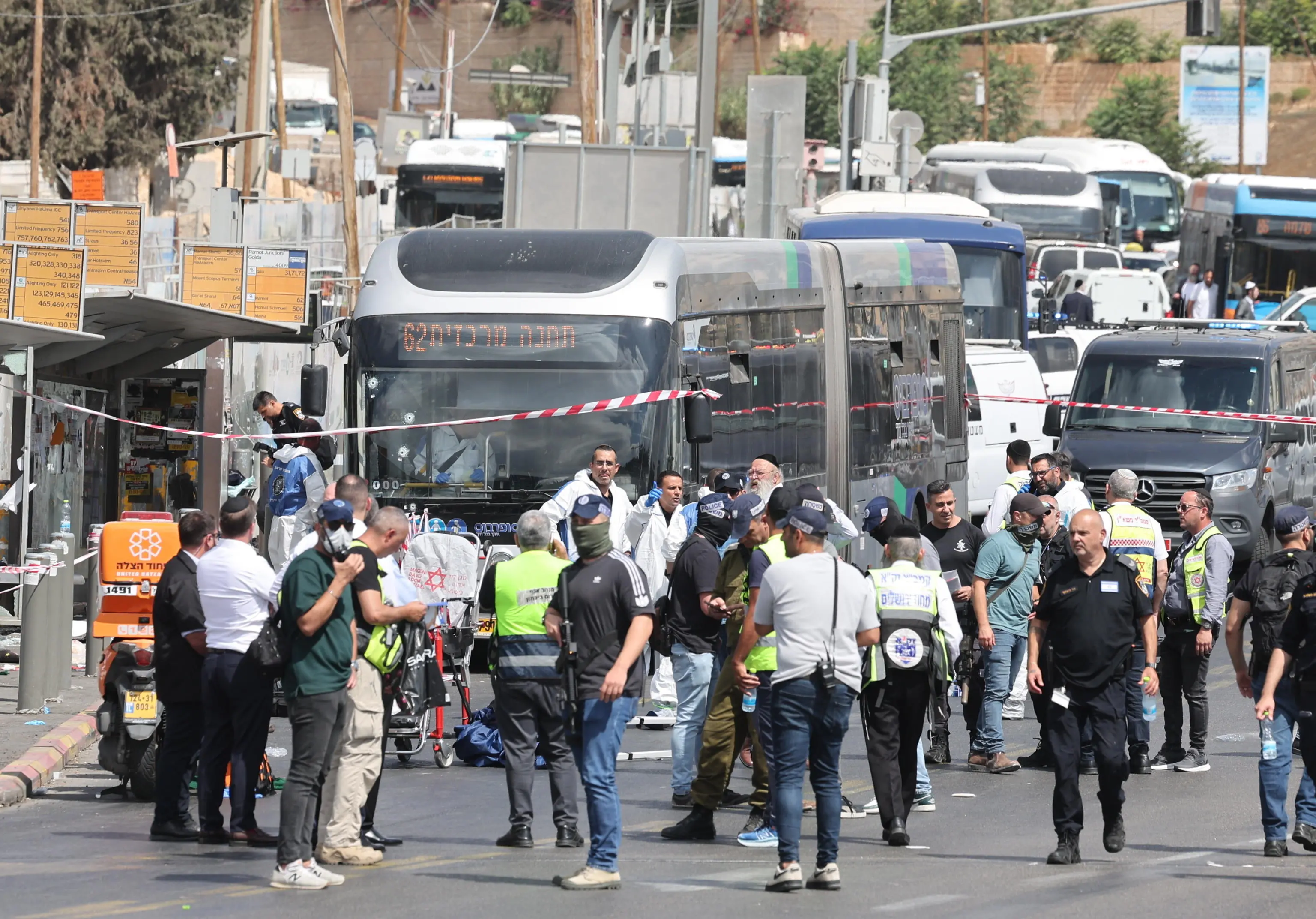 Attentato a Gerusalemme: due terroristi aprono il fuoco su un autobus
