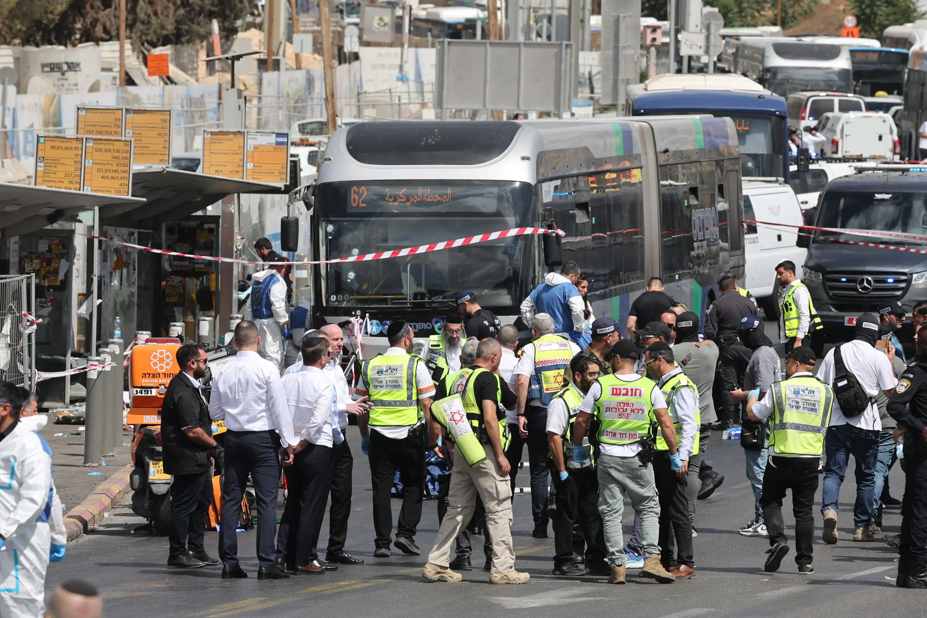 Attentato a Gerusalemme: due terroristi aprono il fuoco su un autobus