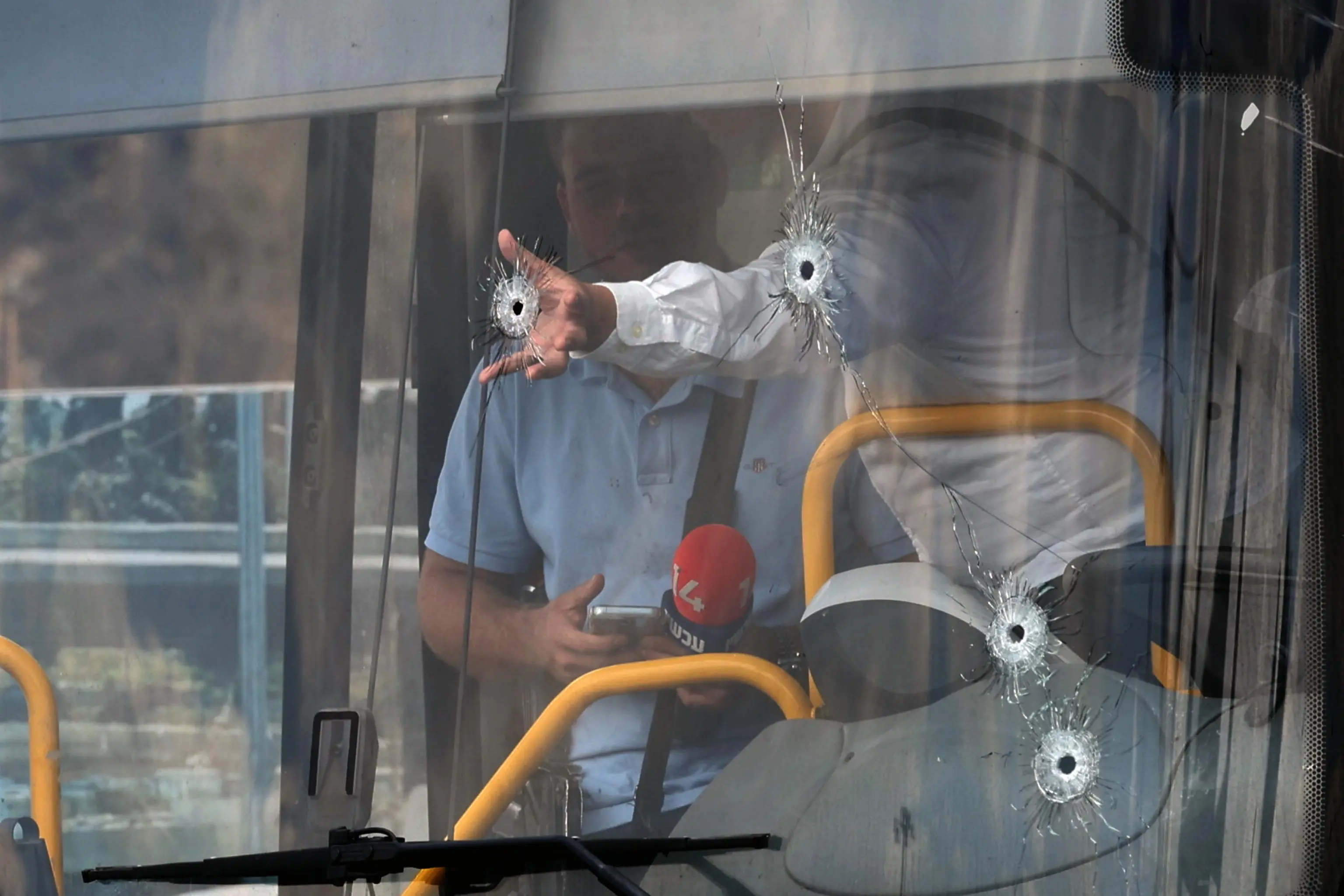 Attentato a Gerusalemme: due terroristi aprono il fuoco su un autobus