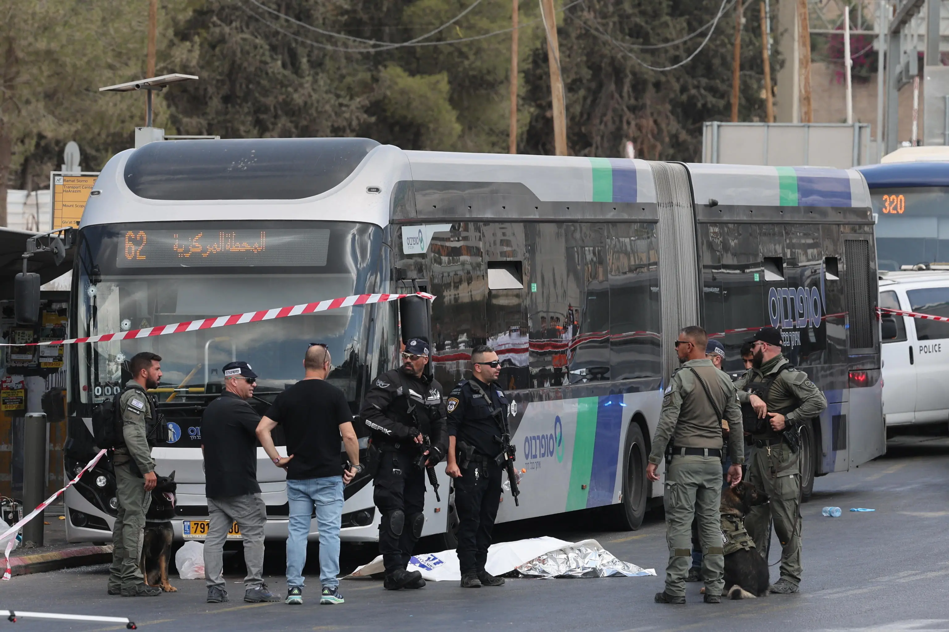 Attentato a Gerusalemme: due terroristi aprono il fuoco su un autobus