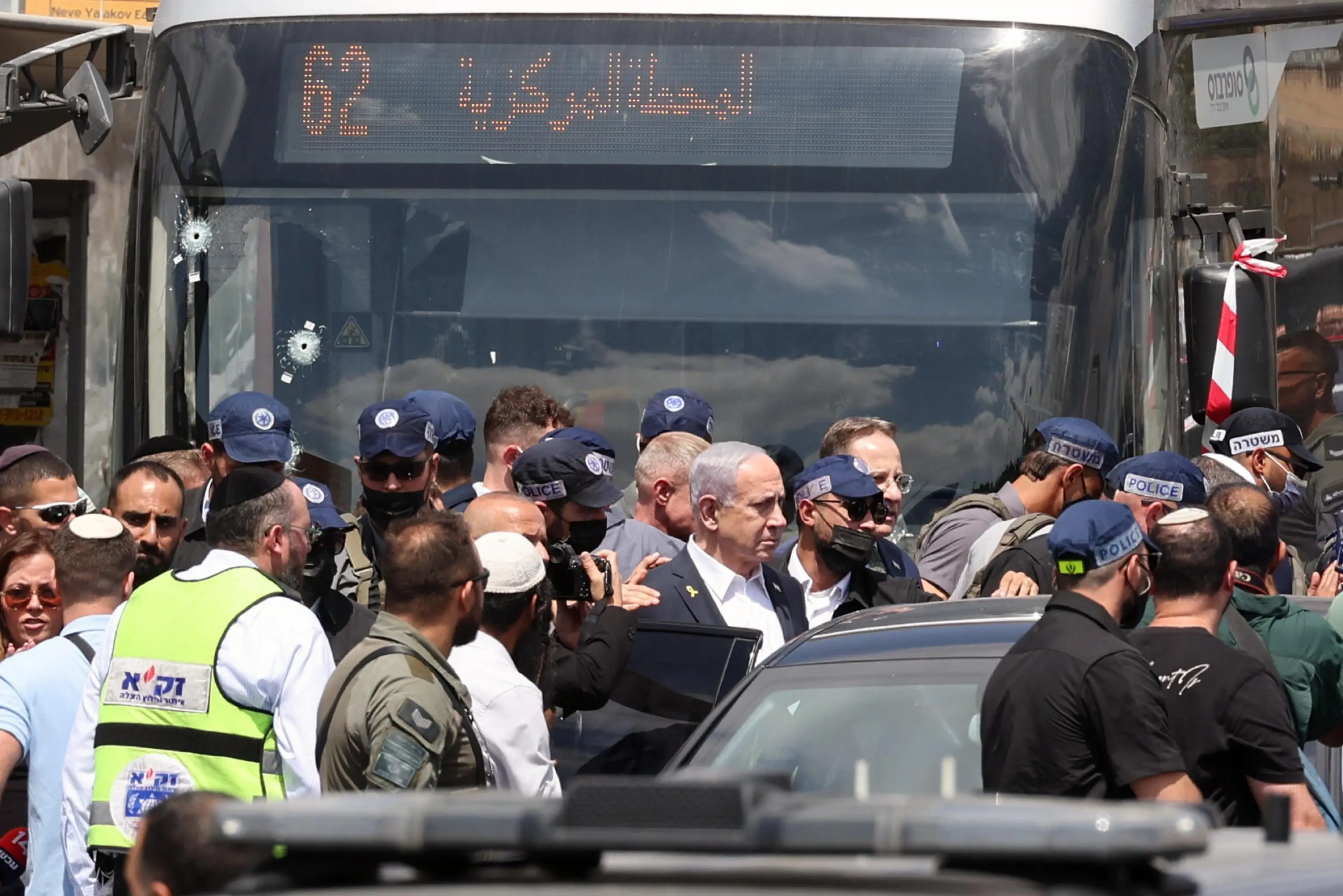 Attentato a Gerusalemme: due terroristi aprono il fuoco su un autobus