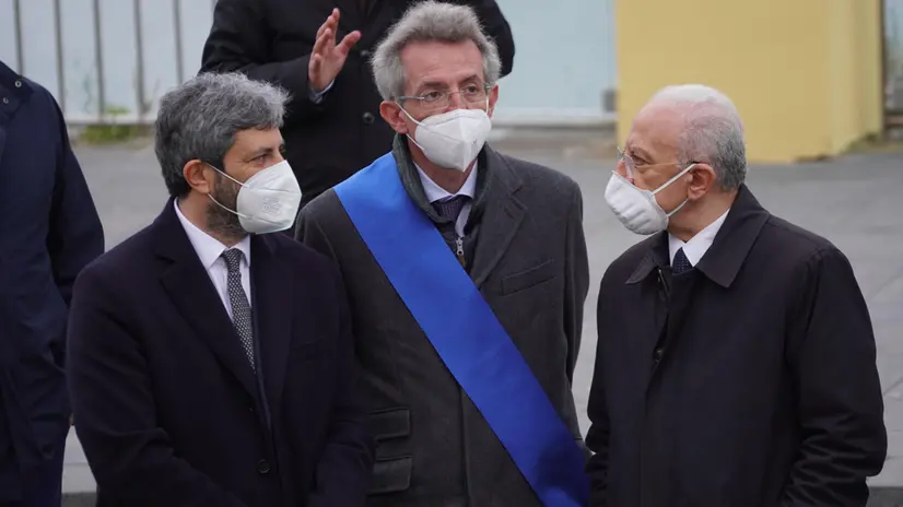 Procida capitale italiana della cultura 2022: il presidente della camera Roberto Fico (s) il sindaco gaetano Manfredi (c) e Vincenzo De Luca (d). Napoli 9 Aprile 2022. ANSA/CESARE ABBATE