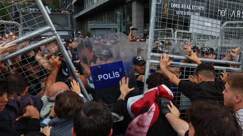 epa12361988 Turkish police block protesters as they set up barricades in front of the country's main opposition, the Republican People's Party (CHP) headquarters in Istanbul, Turkey, 08 September 2025. Police barricaded areas around the CHP headquarters in Istanbul as government appointed-trustees entered the building after a court's order ousted the party's Istanbul head, Ozgur Celik, over congress irregularities on 02 September 2025. EPA/CAN OZER