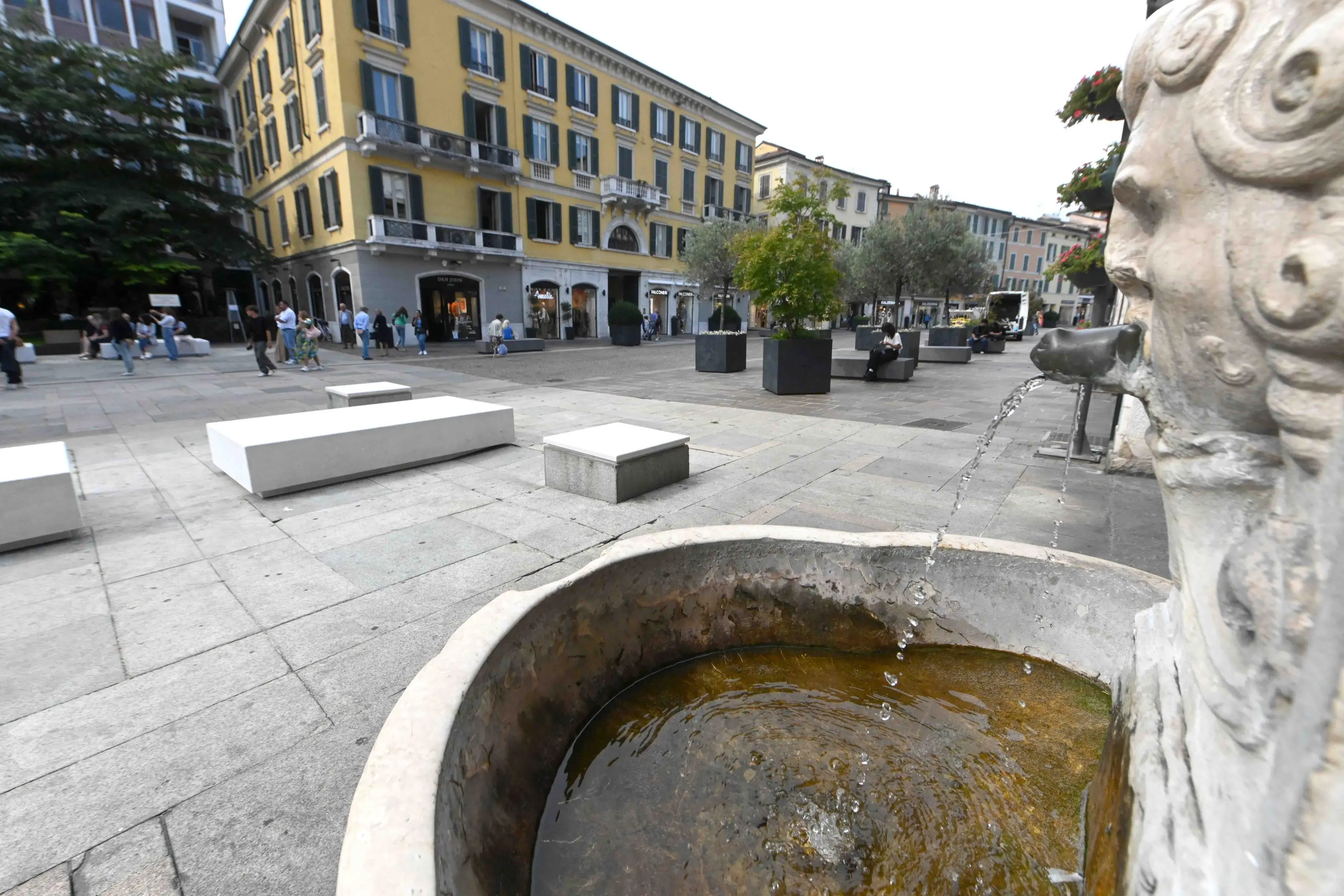 Le nuove sedute posizionata in corso Zanardelli e corso Palestro
